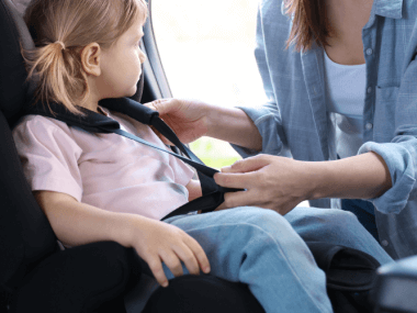 Cómo elegir e instalar el asiento de auto correcto para proteger a tu hijo en México.