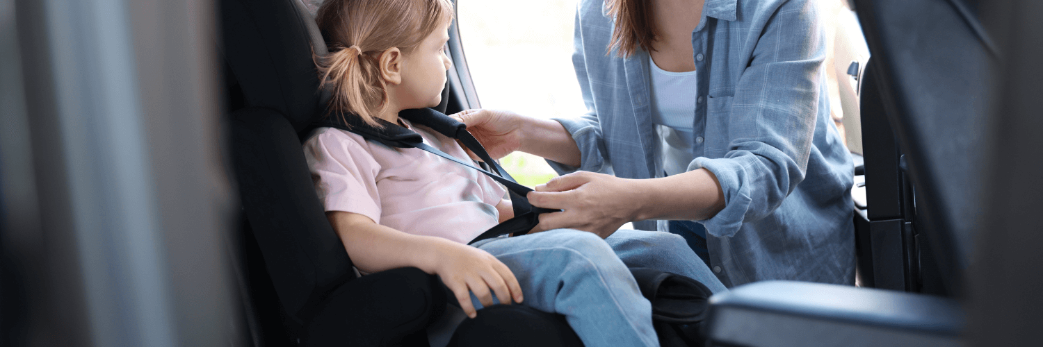Cómo elegir e instalar el asiento de auto correcto para proteger a tu hijo en México.