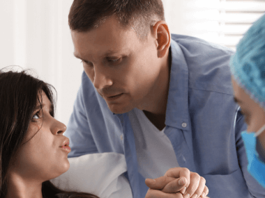 ¿Vas a entrar al parto? Conoce las reglas y obligaciones del acompañante en el quirófano para no entorpecer la labor médica y cuidar a tu familia en México.