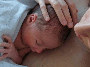 Aprende qué es la Técnica Canguro y cómo el contacto piel a piel ayuda a la maduración y crecimiento de bebés prematuros