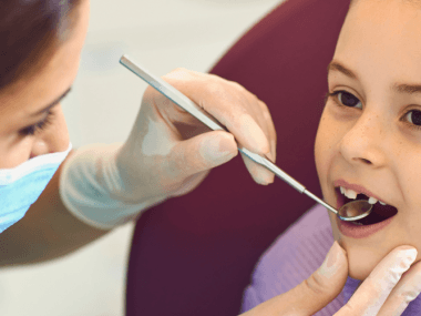 ¿Manchas blancas o úlceras? Conoce el algodoncillo, pie-mano-boca y aftas.