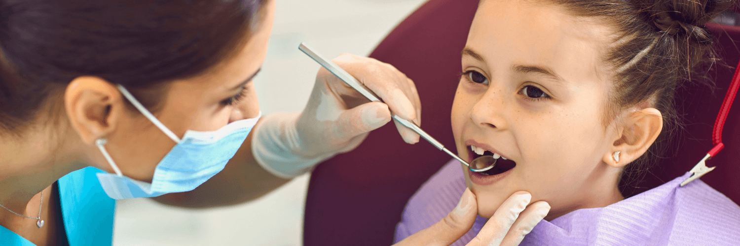 ¿Manchas blancas o úlceras? Conoce el algodoncillo, pie-mano-boca y aftas.