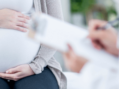 Descubre qué es la varicela, cómo se transmite y se diagnostica durante el embarazo, y la importancia de identificar sus síntomas.