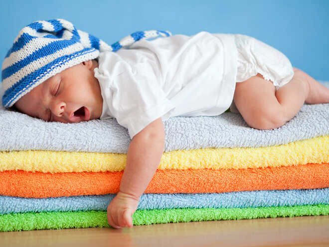 Qué jabón usar para lavar la ropa del recién nacido antes de que la use?