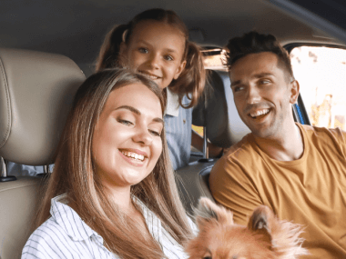 ¡Viaja seguro con tu familia! Aprende las reglas de seguridad vial, el uso correcto de asientos infantiles y cómo evitar distracciones al conducir en México.