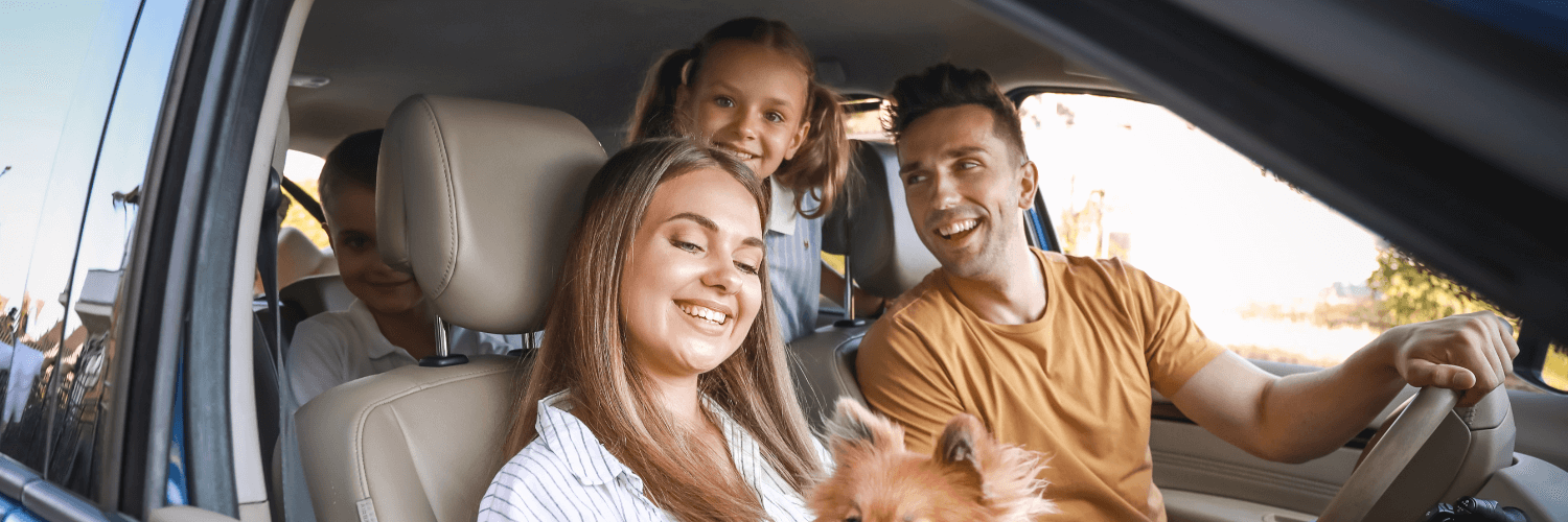 ¡Viaja seguro con tu familia! Aprende las reglas de seguridad vial, el uso correcto de asientos infantiles y cómo evitar distracciones al conducir en México.