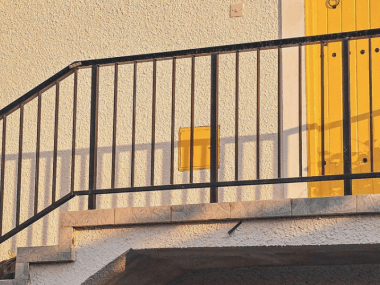 Aprende a prevenir accidentes en escaleras y balcones con el pediatra Dr. Carlos Armenta.