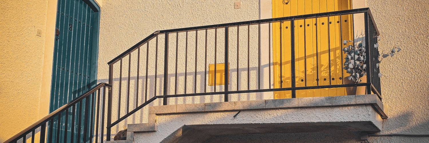 Aprende a prevenir accidentes en escaleras y balcones con el pediatra Dr. Carlos Armenta.