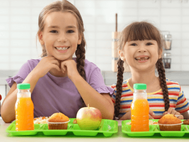 Enseña a tu hijo a usar cubiertos y tener buenos modales en la mesa.