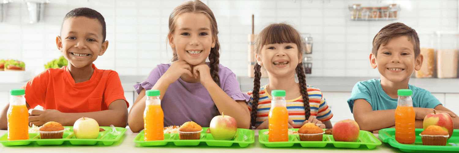 Enseña a tu hijo a usar cubiertos y tener buenos modales en la mesa.