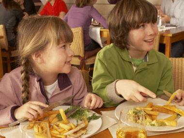 ¿Tus hijos corren o gritan al salir a comer?
