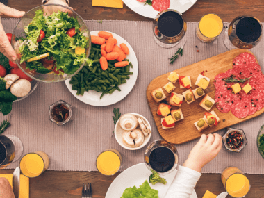 Descubre consejos de expertos para comer sano en fiestas y evitar la culpa