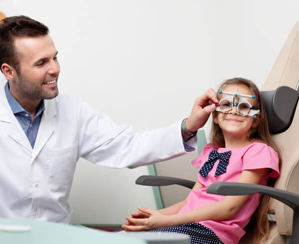 • Realizar exámenes visuales periódicamente y seguir las recomendaciones del profesional de salud visual ayudará a que los niños tengan un mejor desarrollo visual.