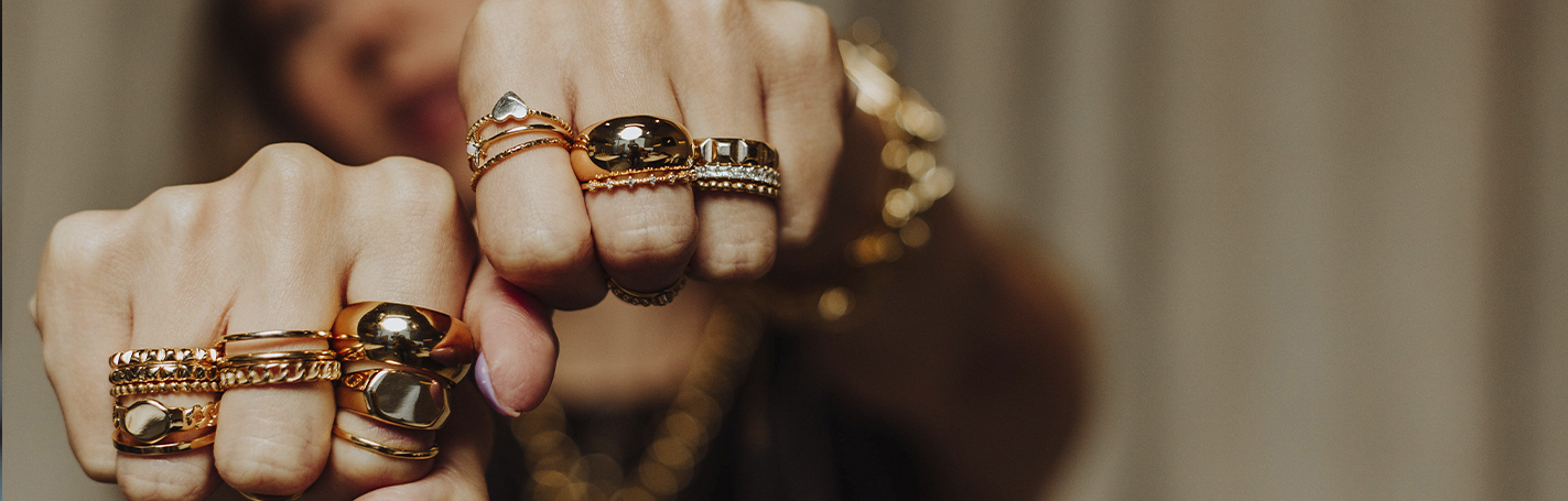 Ring Stacking, un fenómeno para los amantes de las joyas y la moda que invita a combinar y apilar varios anillos en una o ambas manos.