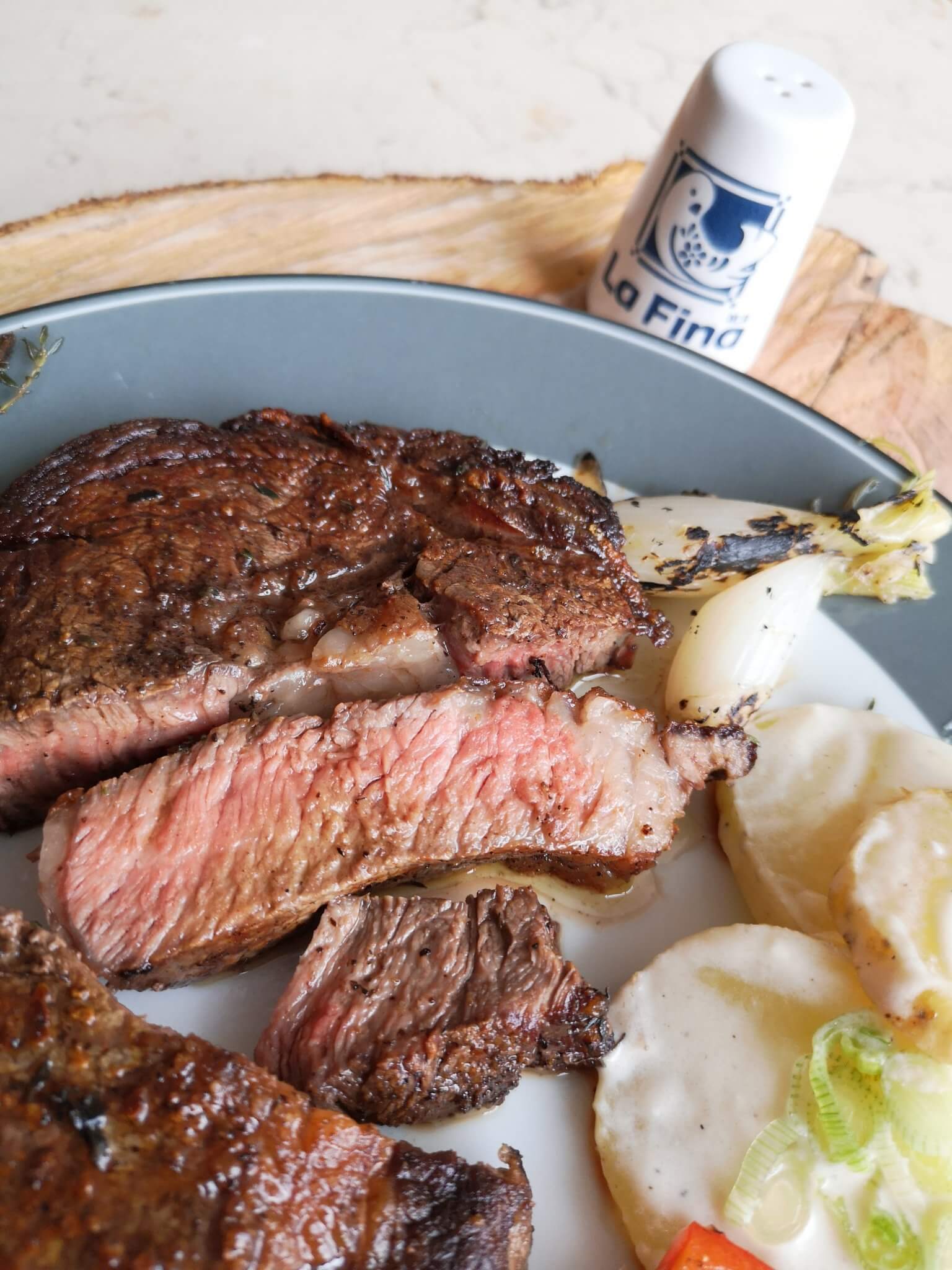 Rib Eye Al Sartén Con Hierbas Aromáticas Sana y Hermosa