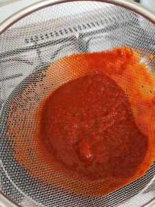 Colar la salsa que dará sabor al pozole
