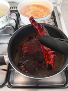 Pon a suavizar los chiles en agua caliente. Enchiladas Mineras Receta
