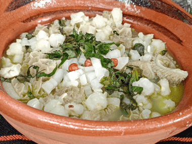 El Auténtico Menudo Blanco Sinaloense: Un platillo tradicional y reconfortante que celebra la pureza de sus ingredientes.