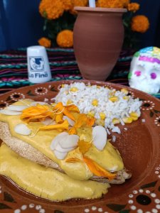 Pollo en Crema de Cempasúchil: Servir