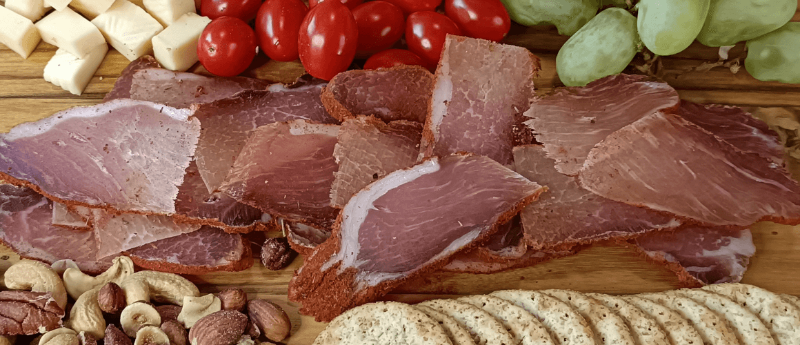 Descubre las proporciones perfectas de sal y azúcar, el tiempo de curado por peso y los consejos de seguridad para un resultado delicioso y natural.