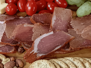 Descubre las proporciones perfectas de sal y azúcar, el tiempo de curado por peso y los consejos de seguridad para un resultado delicioso y natural.