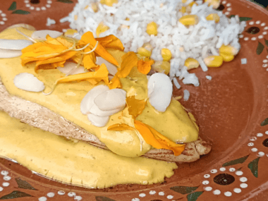 La flor de cempasúchil, icónica del Día de Muertos, no solo adorna altares, ¡sino que es una joya en la cocina!