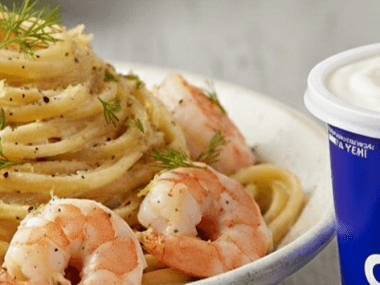 Pasta cremosa con camarones al limón. FAGE.