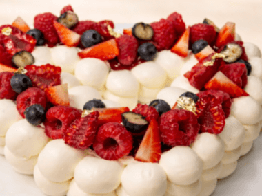 Aprende a preparar una Pavlova de frambuesa con chocolate blanco Sicao. Una receta elegante, fácil y auténtica para celebrar San Valentín en casa este 2026.