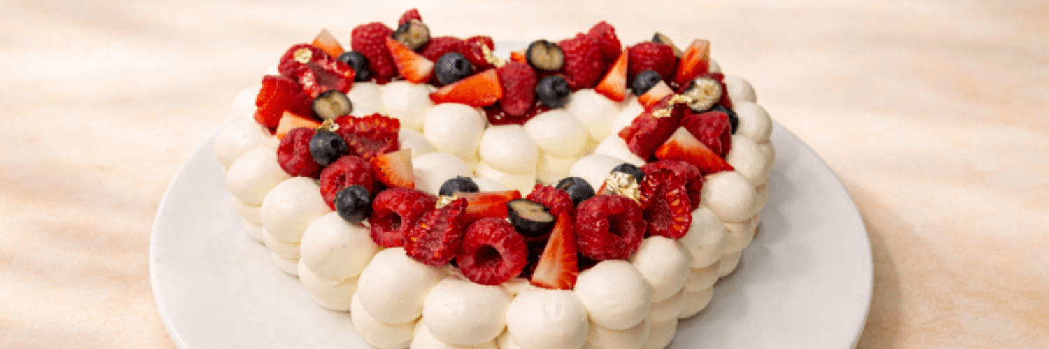 Aprende a preparar una Pavlova de frambuesa con chocolate blanco Sicao. Una receta elegante, fácil y auténtica para celebrar San Valentín en casa este 2026.