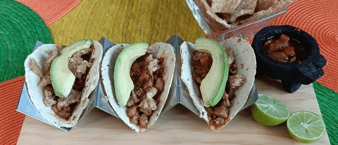 Aprende a preparar auténticos Tacos Campechanos caseros con carne de cerdo, longaniza y chicharrón crujiente.