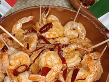 Aprende a preparar unos deliciosos camarones al ajillo en 10 minutos.