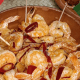 Aprende a preparar unos deliciosos camarones al ajillo en 10 minutos.
